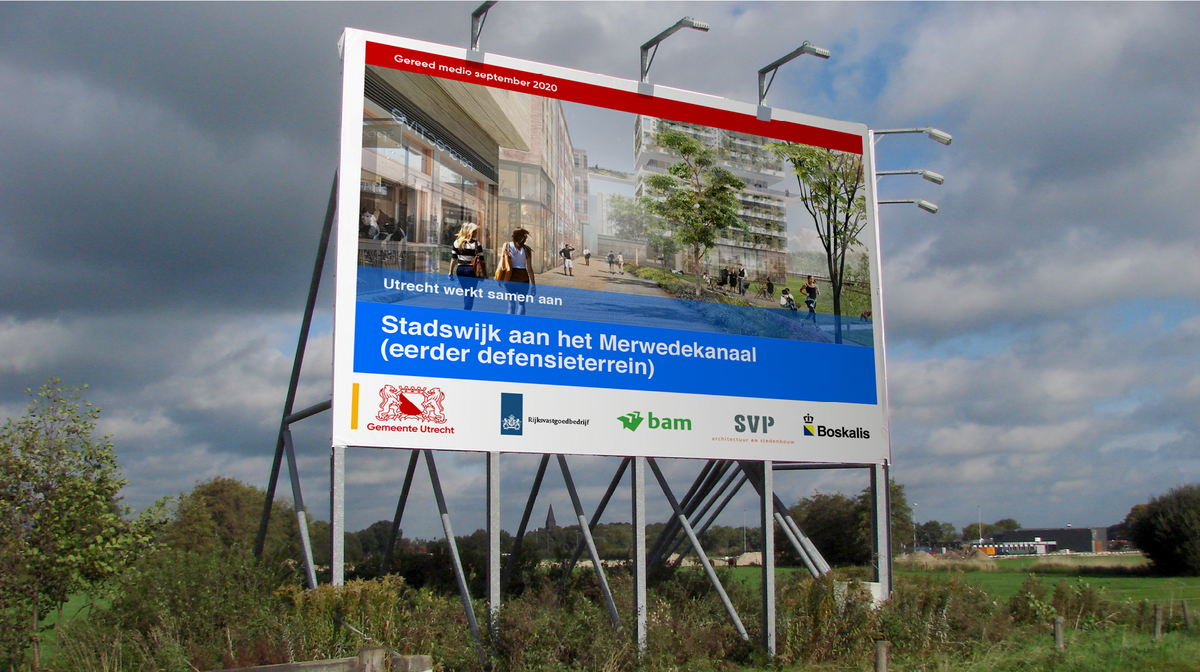 bord van bouwproject: Utrecht werkt samen aan Stadswijk aan het Merwedekanaal. Grote foto met blauwe en rode balk. Onderaan een strook met logo's